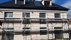 Hausfassade mit Gerüst bei der Sanierung