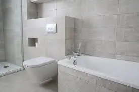 Modernes Badezimmer mit großen grauen Fliesen