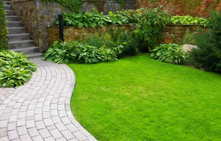 Gartenweg aus Pflastersteinen mit Treppe