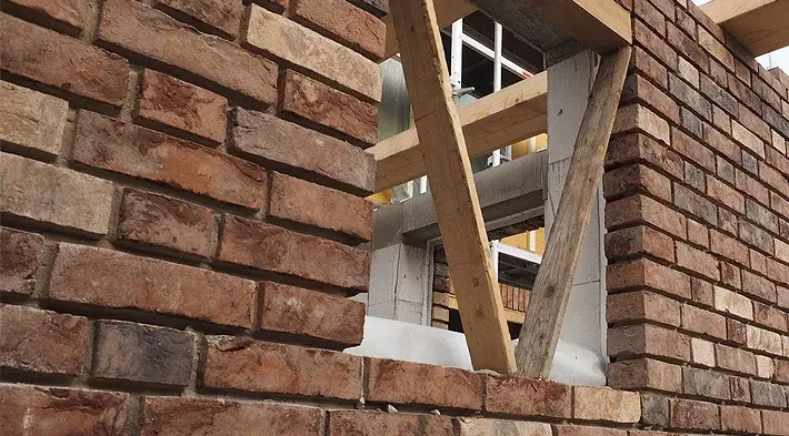 Ziegelmauer im Bau