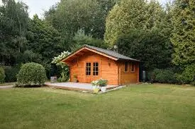 Aufgebautes Gartenhaus aus Holz