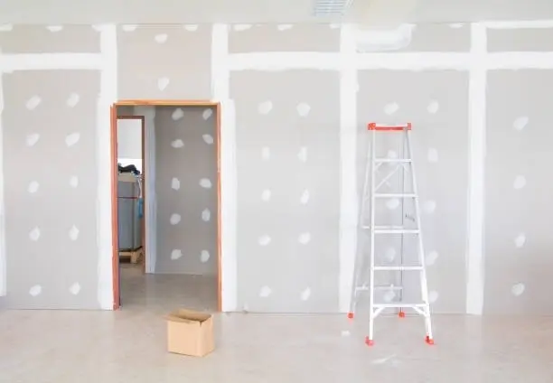 Spachtelarbeiten an einer Trockenbauwand